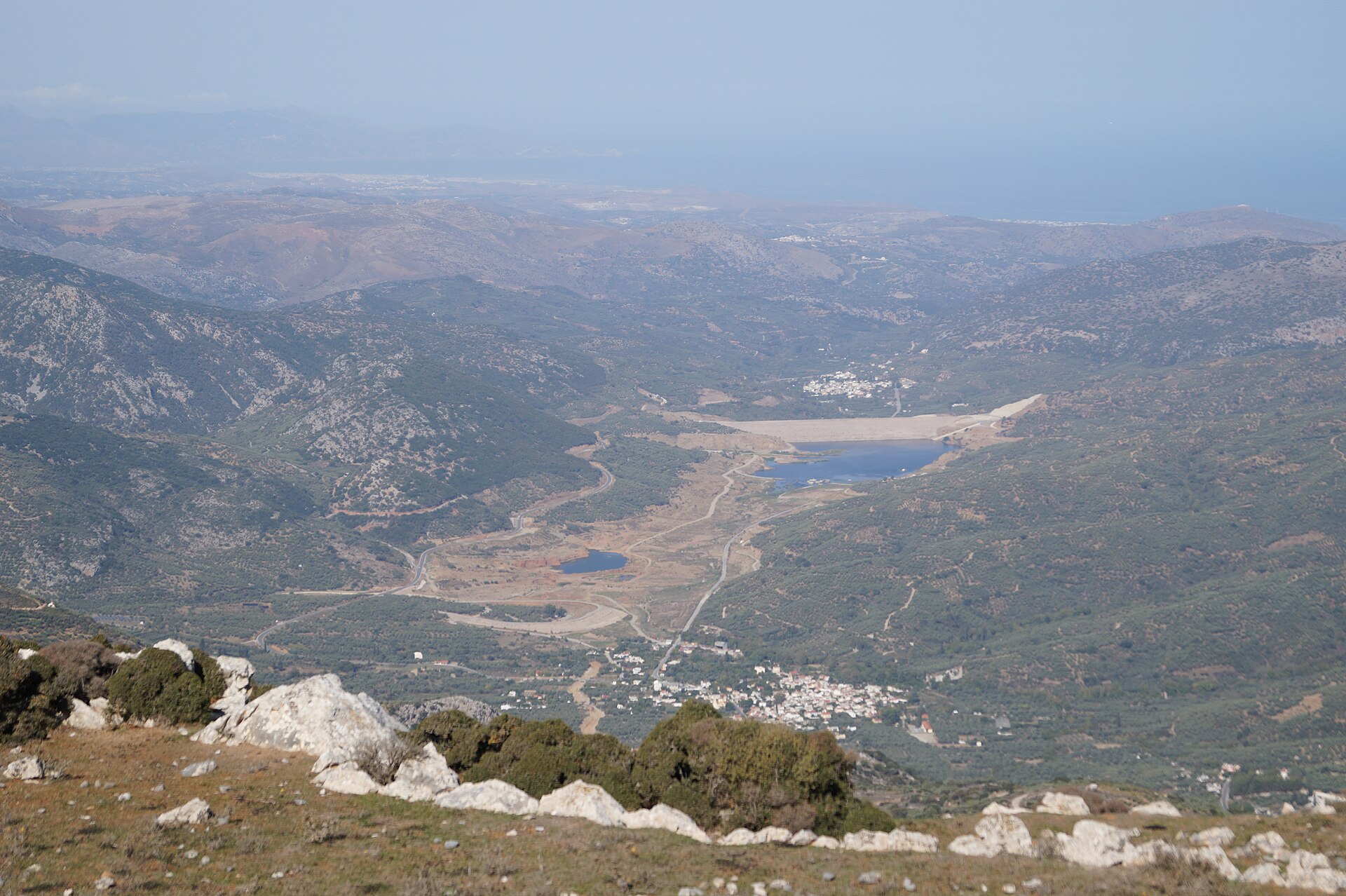 Το φράγμα Αποσελέμη στο Λασίθι της Κρήτης, ένα από τα μεγάλα έργα αποθήκευσης νερού του νησιού